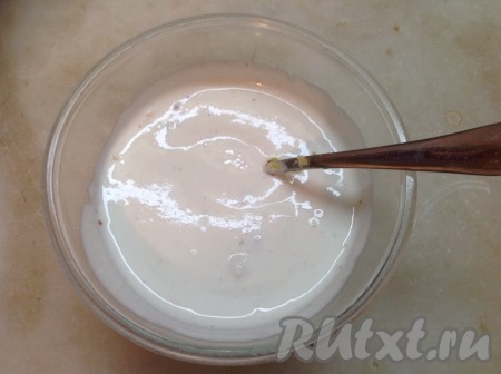 Теперь займёмся соусом. В сметану добавляем немного соли, чеснок, пропущенный через пресс, специи по вкусу. Хорошо перемешиваем - наш сметанный соус готов!