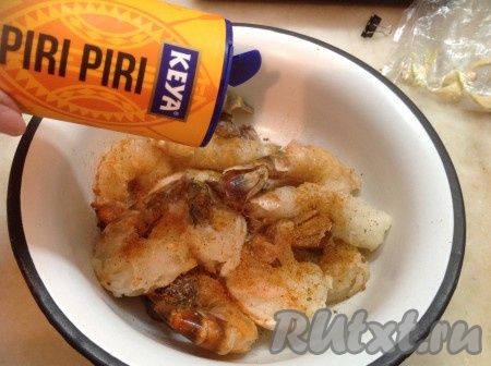 Посыпаем креветки солью и специями для морепродуктов (у меня это индийская смесь специй PIRI PIRI, в состав которой входят: перец чили, чёрный перец, орегано, петрушка, соль, сухой чеснок, лук, сахар, порошок тамаринда). 