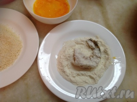 Опускаем креветки по очереди в каждую из трёх ёмкостей: мука, яйцо и сухари.
