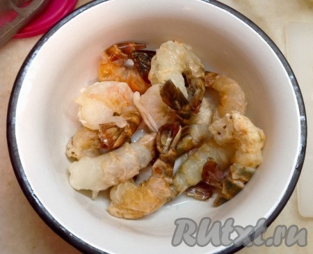 Тигровые креветки моем и складываем в отдельную посуду. Используем их вместе с хвостиками - это удобно при еде и красиво при подаче. 