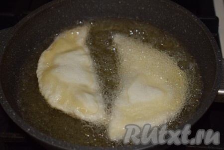 Подготовленные чебуреки жарим на хорошо разогретой сковороде в большом количестве растительного масла.
