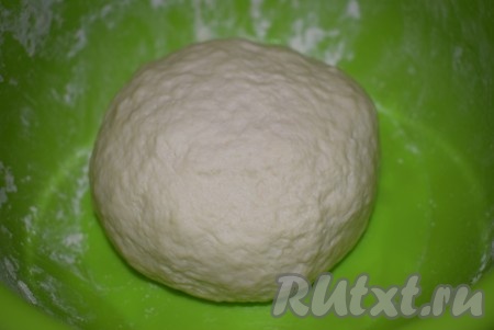 Замешиваем мягкое, но плотное тесто. Тесту даем отдохнуть, примерно, 20 минут, накрыв пленкой.
