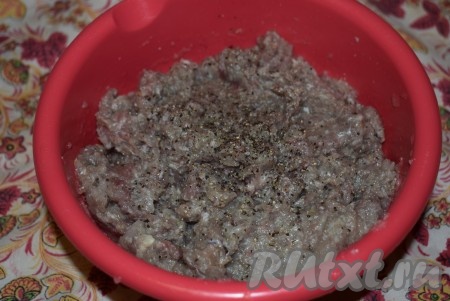 Солим и перчим наш фарш, перемешиваем его до однородности.
