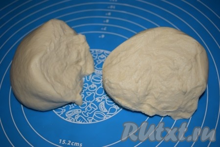 Делим тесто на две части.
