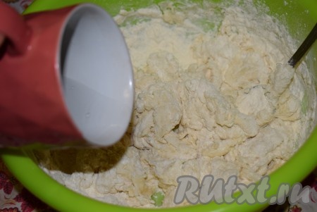 Получившуюся жидкость выливаем в миску с мукой.
