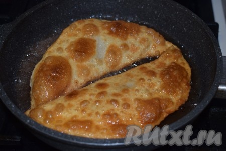 Обжариваем чебуреки на среднем огне с двух сторон до золотистого цвета (по 4-5 минут с каждой стороны).
