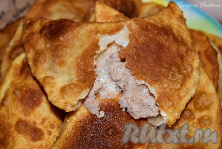 Чебуреки, приготовленные из теста, замешанного с добавлением уксуса, получаются пупырчатыми, хрустящими и очень сочными.
