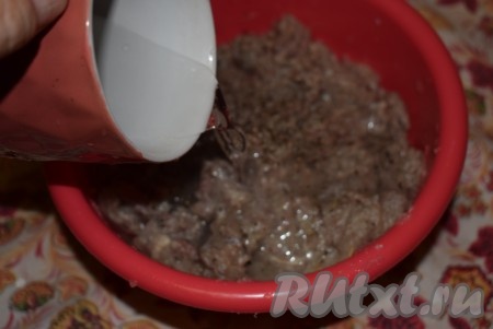К получившемуся фаршу добавим ледяную воду, еще раз перемешаем. Вода сделает начинку для чебуреков сочной.
