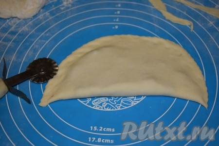 Защипываем края чебуреков плотно, надавливая на края пальцами. Обрезаем излишнее тесто при помощи катка. В итоге получается, примерно, 16-17 чебуреков (с учетом того, что из обрезков теста у нас также получатся чебуреки).
