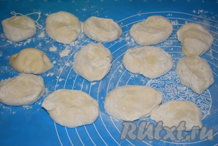 Получившиеся 14 частей теста обмакиваем в муку с двух сторон.
