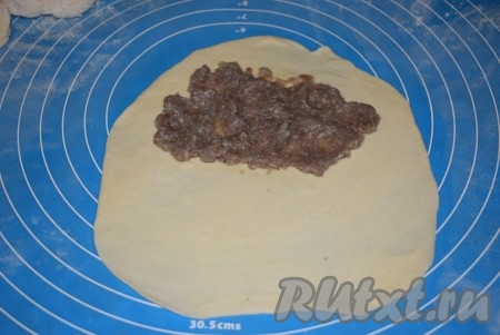 На половину кружка кладем фарш (примерно, 1 столовую ложку).
