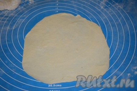 Раскатываем каждую часть теста в кружок.
