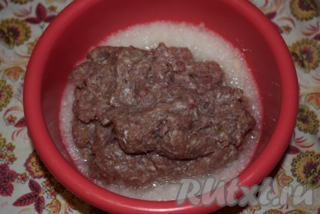 Пока тесто отдыхает, подготовим начинку для чебуреков. Для этого мясо пропустим через мясорубку. Очищенный лук тоже пропустим через мясорубку (можно измельчить лук и в блендере), добавим к мясу.
