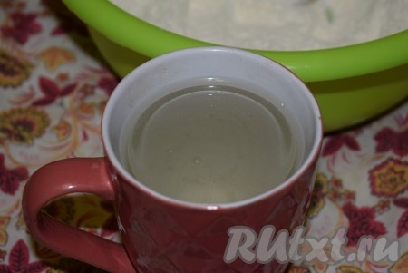 В кружке смешиваем теплую воду, соль, сахар, растительное масло и уксус.
