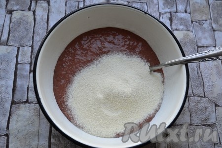 Измельчить печень до состояния фарша, переложить в миску. Если нет блендера, можно пропустить печень через мясорубку. К перекрученной печени всыпать 0,5 стакана манной крупы.