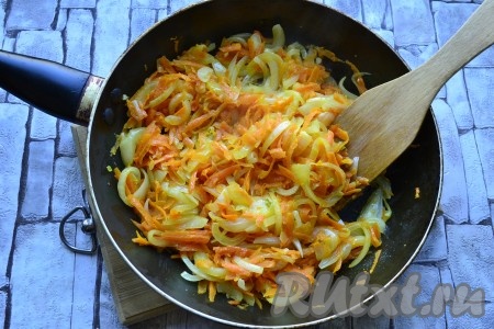 Обжарить овощи на среднем огне, помешивая, до тех пор, пока они не обмякнут. Поджаривать ничего не нужно.
