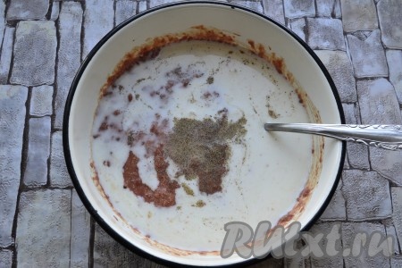 Перемешать получившуюся массу, влить молоко, добавить соль и чёрный молотый перец, снова перемешать печеночный фарш, накрыть миску пленкой и поместить в холодильник на 30 минут.
