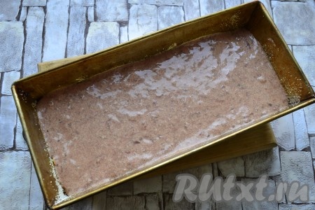 Далее равномерно распределить оставшиеся овощи, посолить, поперчить, выложить оставшийся фарш из печени.
