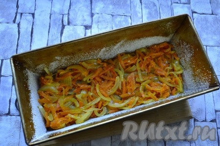 Форму для запекания (у меня форма для кекса размером 26х12 см) чуть смазать растительным маслом и обсыпать манной крупой. Выложить в форму половину овощей, посолить их сверху и поперчить.
