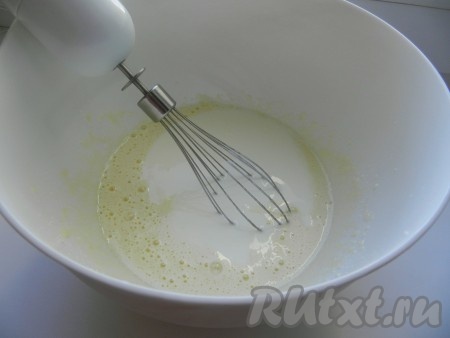Влить кефир в яично-сахарную смесь, все тщательно перемешать.
