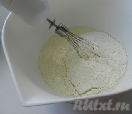 Муку смешать с разрыхлителем, добавить в тесто.