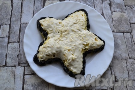 Все бока салата украсить кружочками черных оливок.