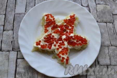 На картофель выложить тонкий слой красной икры.