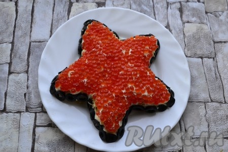 А сверху покрыть салат слоем оставшейся красной икры.