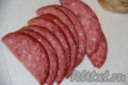 Колбасу нарезать тонкими полукольцами.
