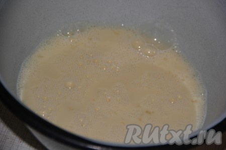 С помощью вилки взбить яично-молочную смесь.
