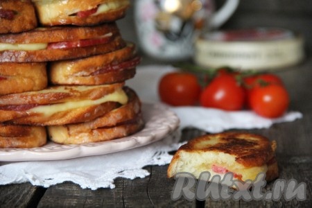 Аппетитные, сытные гренки, приготовленные с колбасой и сыром на сковороде, сразу подать к столу. Просто и вкусно, попробуйте!