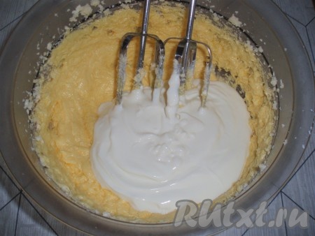 Добавить кефир (или йогурт), перемешать.