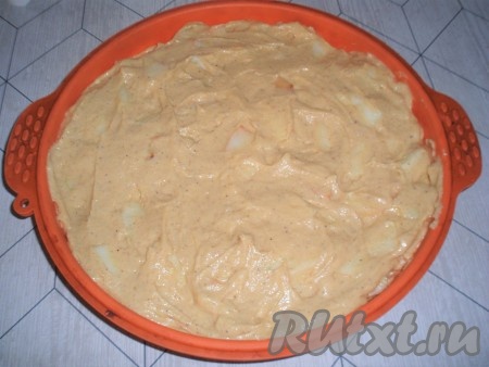 Форму для выпечки, если это необходимо, смазать маслом и присыпать мукой. Подготовленное тесто выложить в форму.