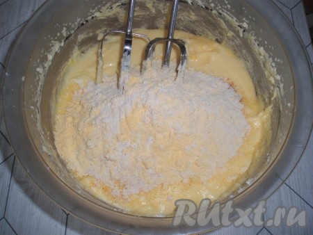 Всыпать мучную смесь, быстро перемешать до однородности.
