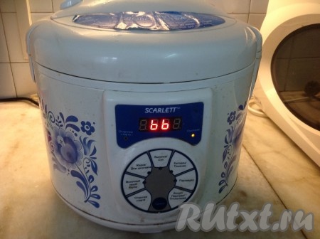 После звукового сигнала об окончании работы мультиварки, она перейдёт в режим "Подогрев". Не открываем крышку ещё 10 минут.
