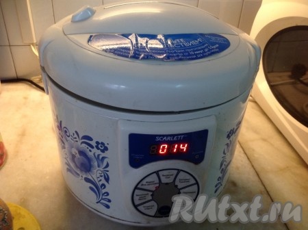 Закрываем крышку мультиварки и оставляем до завершения времени приготовления.
