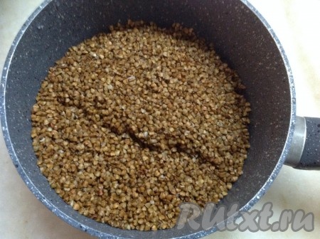 Гречку промываем под проточной водой, сливая воду 5-6 раз.
