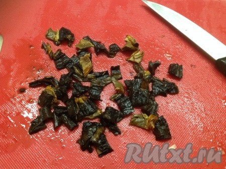 Нарезаем замоченные сухие грибы.