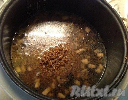 Высыпаем гречку в чашу мультиварки и разравниваем, чтобы крупа была полностью покрыта водой.