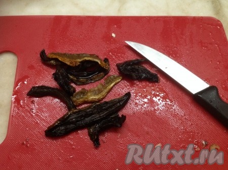 Нарезаем замоченные сухие грибы.