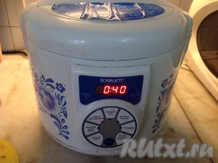 Включаем мультиварку на режим "Жарка" на 40 минут и кладём масло.