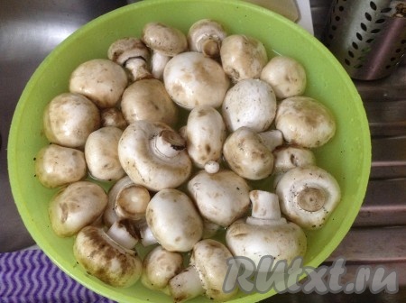 Замачиваем шампиньоны в воде.