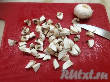 Пока жарится лук, нарезаем шампиньоны. 

