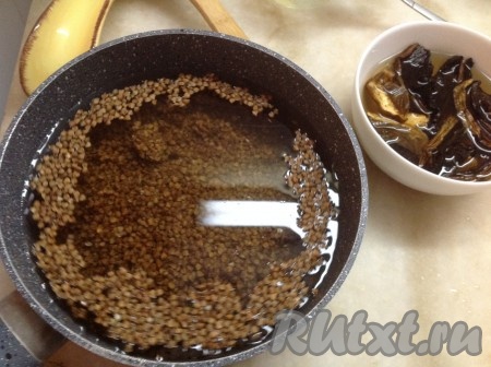 Гречку перебираем и заливаем холодной водой.
