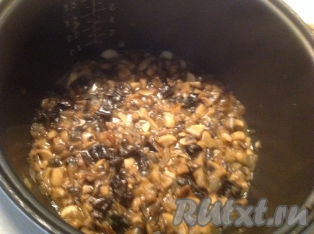 Тушим несколько минут в грибном бульоне.