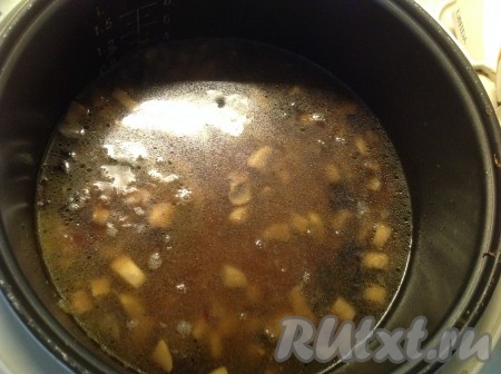 Высыпаем гречку в чашу мультиварки и разравниваем, чтобы крупа была полностью покрыта водой.