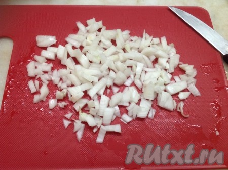Очищаем и нарезаем лук.