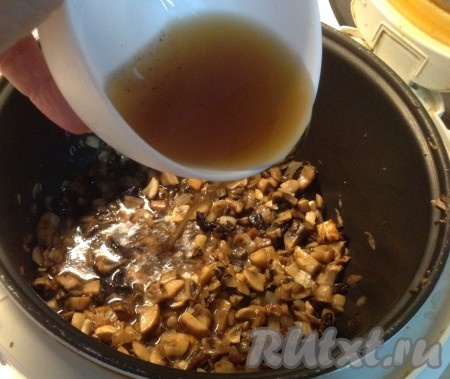 Затем доливаем воду, в которой сухие грибы замачивались (добавляем не всю воду, в которой замачивались грибы, чтобы не попали мелкие крошки).

