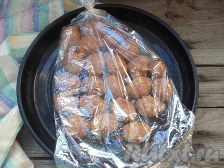 Отрежьте рукав для запекания длиной, примерно, 35-40 см, завяжите с одной стороны рукав (я завязываю ниткой). Рукав для запекания поместите на противень. Вложите сформированные котлеты в рукав для запекания в один слой, добавлять растительное масло или воду не надо, так как при запекании в рукаве выделится сок и жир из котлет.
