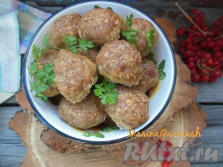 Такие котлетки вкусны как в горячем, так и в холодном виде, они отлично подойдут к макаронам, картофельному пюре, кашам. Очень удачный рецепт - котлеты в рукаве для запекания готовятся достаточно просто, при этом они получаются более полезными, чем котлетки, жареные на сковороде, ведь в духовке они запекаются без добавления масла.